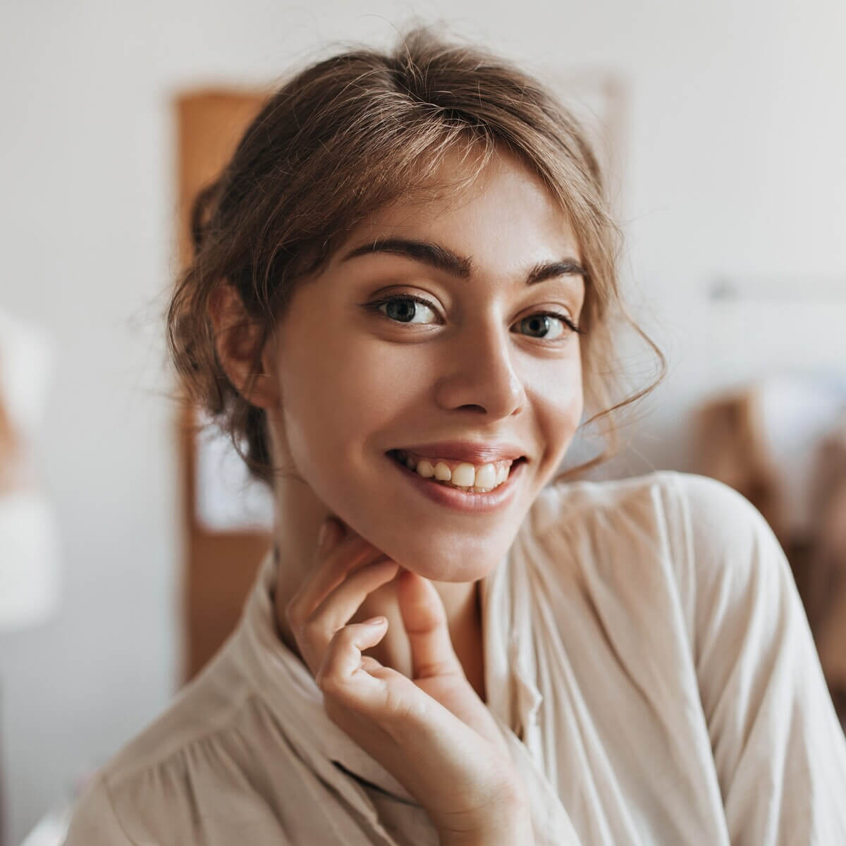 portrait-of-woman-in-beige-shirt-posing-in-light-o-UP2APK8 Baixe o Catálogo de Uniformes ProfissionaisAttelier Visual