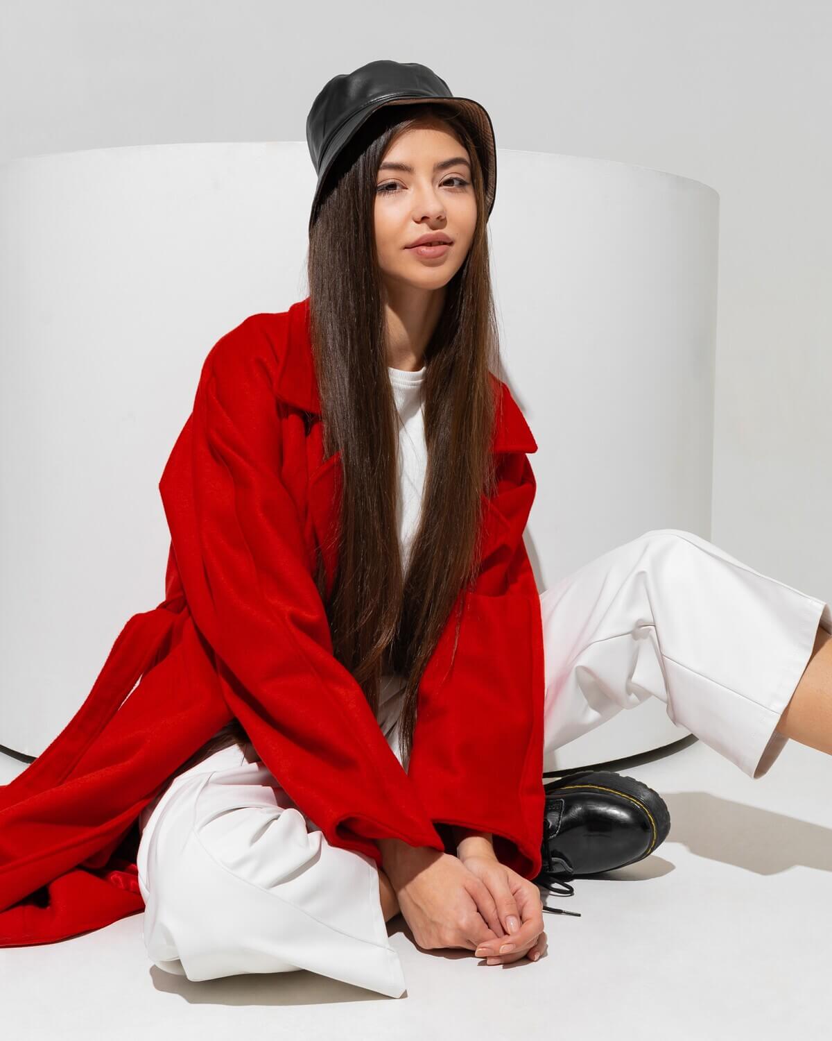 pretty-girl-in-black-hat-and-red-coat-N7VSR82 Uniformes Profissionais Sob Medida para Empresas