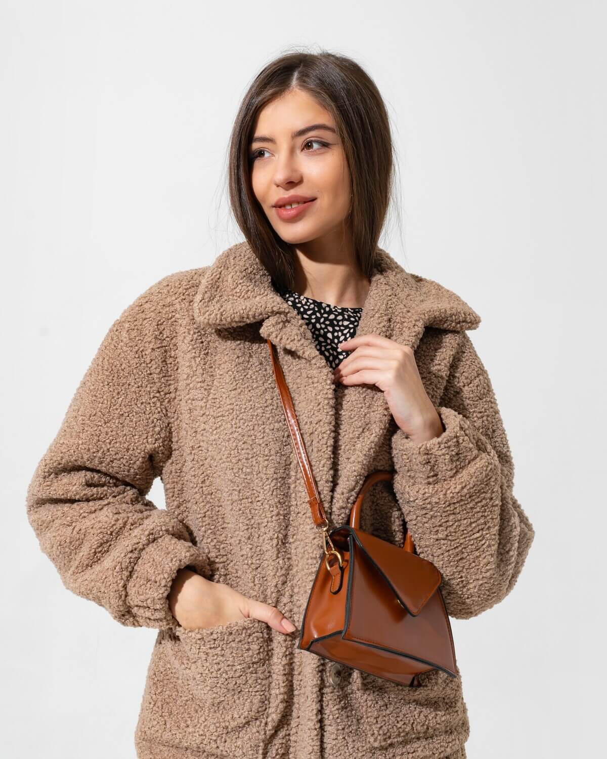 studio-photo-of-fascinating-woman-in-winter-fur-c-8Y3KU99 Uniformes Profissionais Sob Medida para Empresas