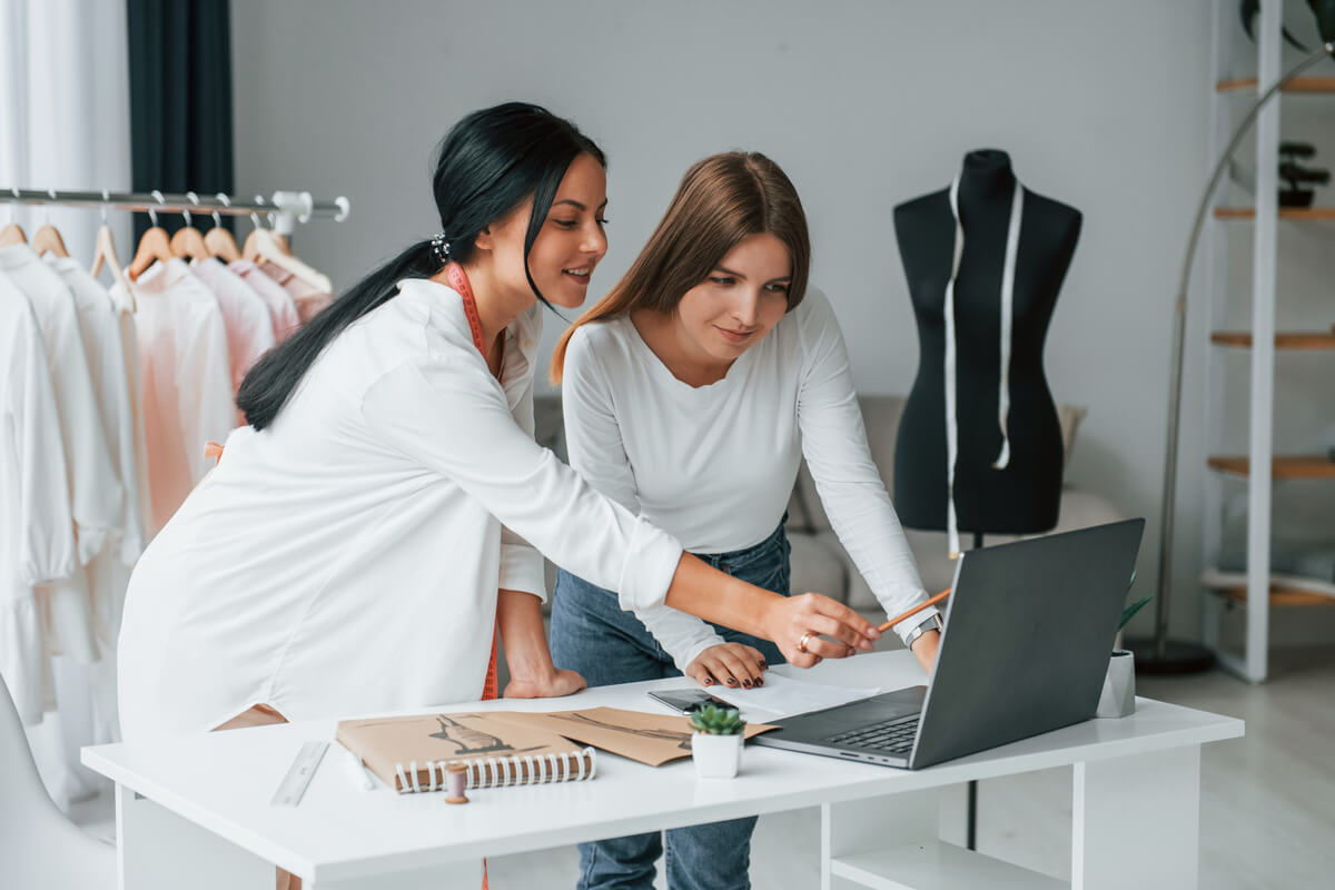 talking-with-female-customer-seamstress-is-in-her-8T969N6 Baixe o Catálogo de Uniformes ProfissionaisAttelier Visual