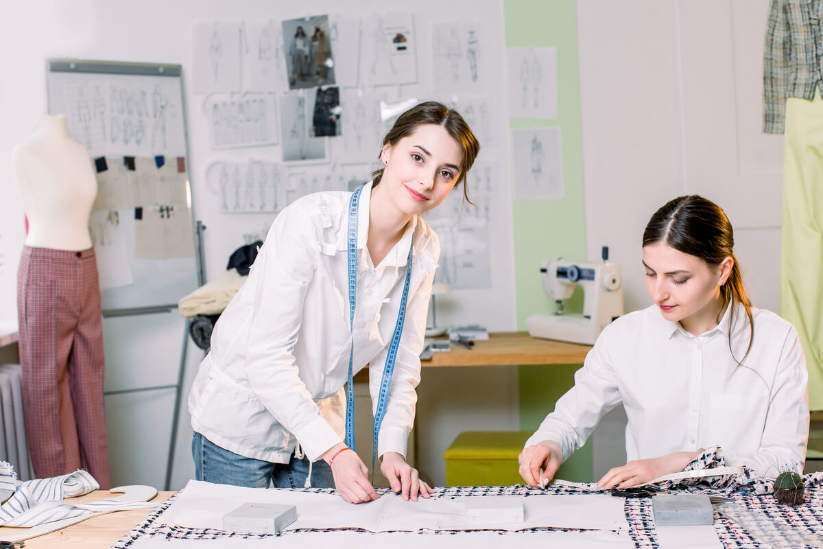 two-pretty-women-dressmakers-working-in-the-fashio-EWQ632Z Blog Attelier Visual: Uniformes Profissionais e Personalizados