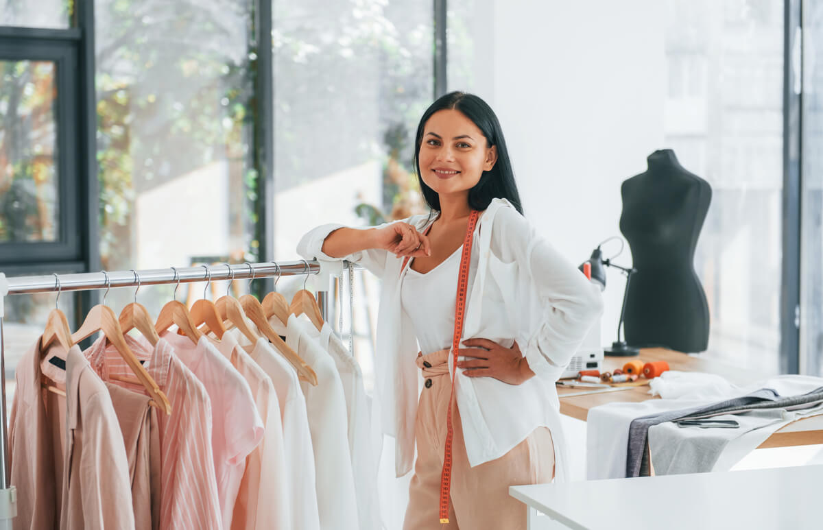 with-finished-product-seamstress-is-in-her-office-HVHNVKZ Nossos Clientes | Empresas que Confiam na Attelier Visual