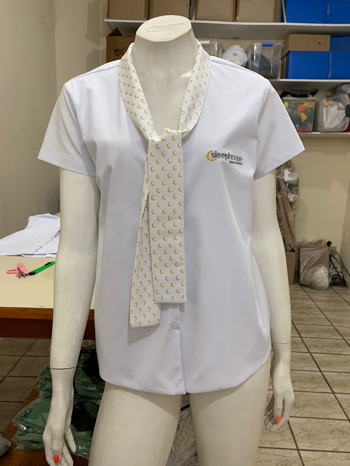 Camisete-Feminina-com-Lenco-Sleep-House-Frente Uniformes Profissionais Sob Medida para Empresas
