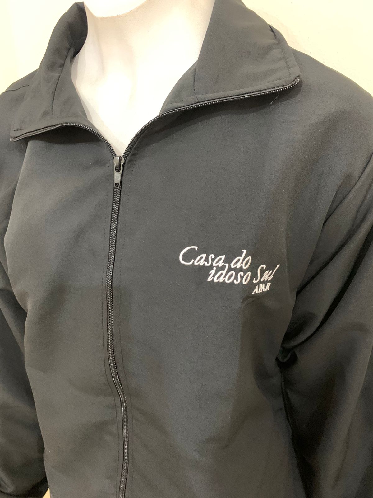 Casa-do-Idoso-Jaqueta-Detalhes Uniformes Profissionais Sob Medida para Empresas