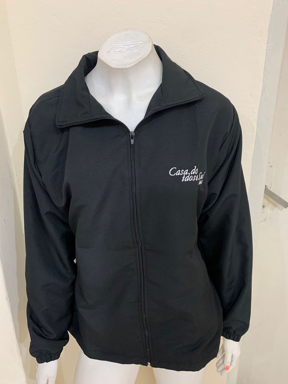 Casa-do-Idoso-Jaqueta-Frente-Mais-Perto Uniformes Profissionais Sob Medida para Empresas