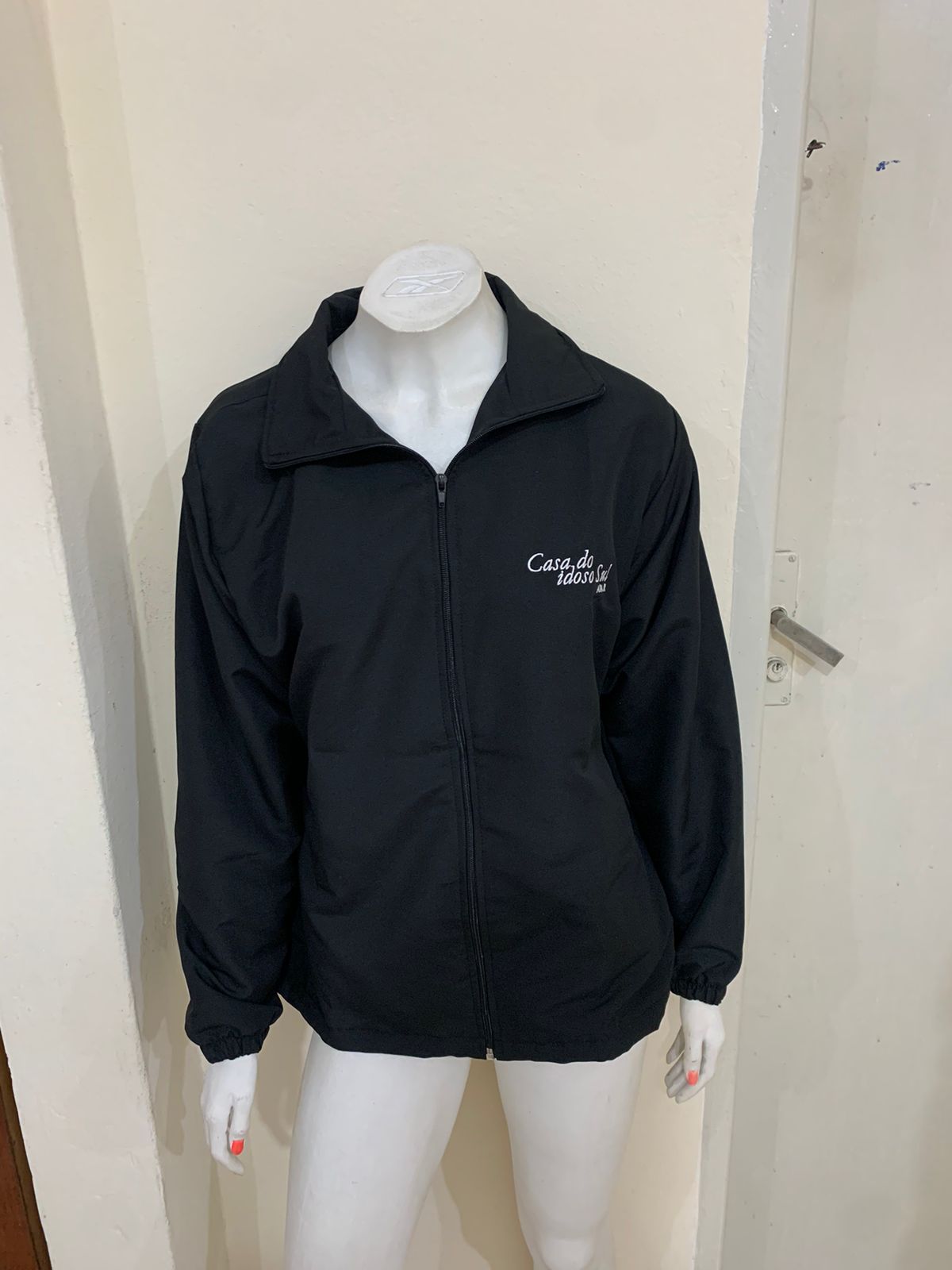 Casa-do-Idoso-Jaqueta-Frente Uniformes Profissionais Sob Medida para Empresas