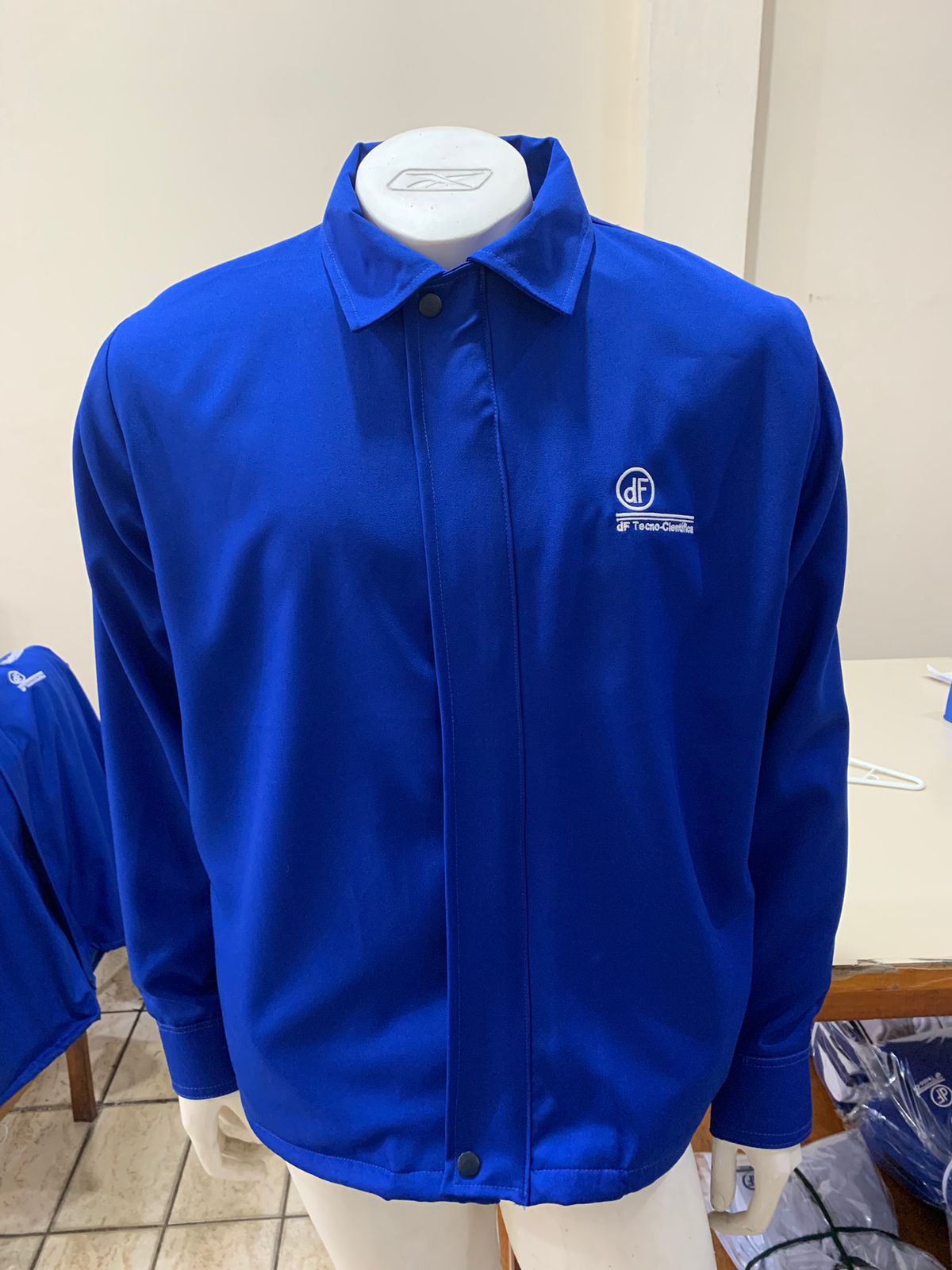 DF-Jaqueta-Frente Uniformes Profissionais Sob Medida para Empresas