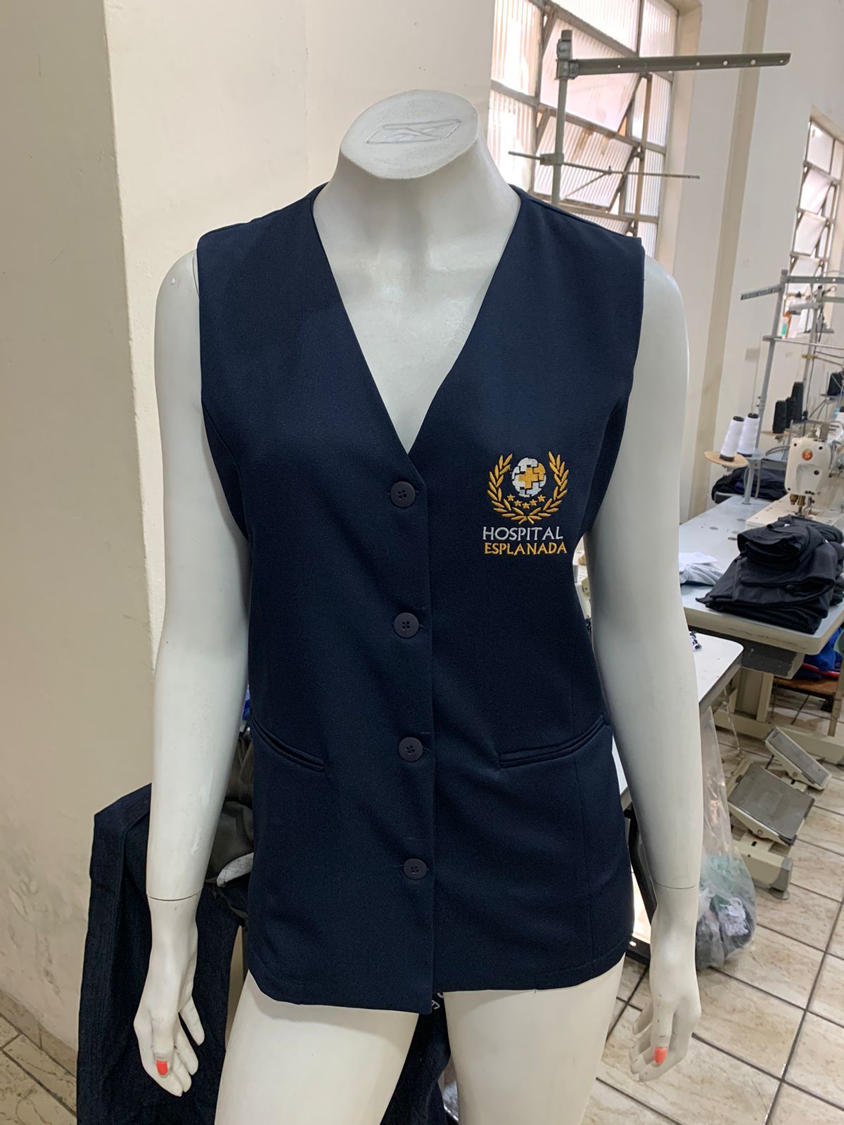 Hospital-Esplanada-Colete-Frente Uniformes Profissionais Sob Medida para Empresas