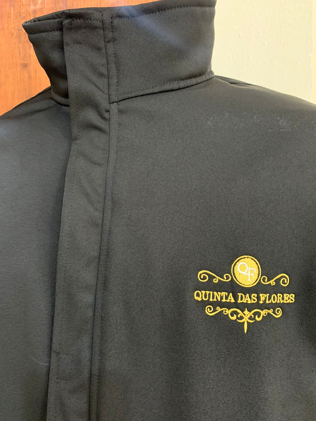 Quinta-das-Flores-Jaqueta-2-Detalhes Uniformes Profissionais Sob Medida para Empresas