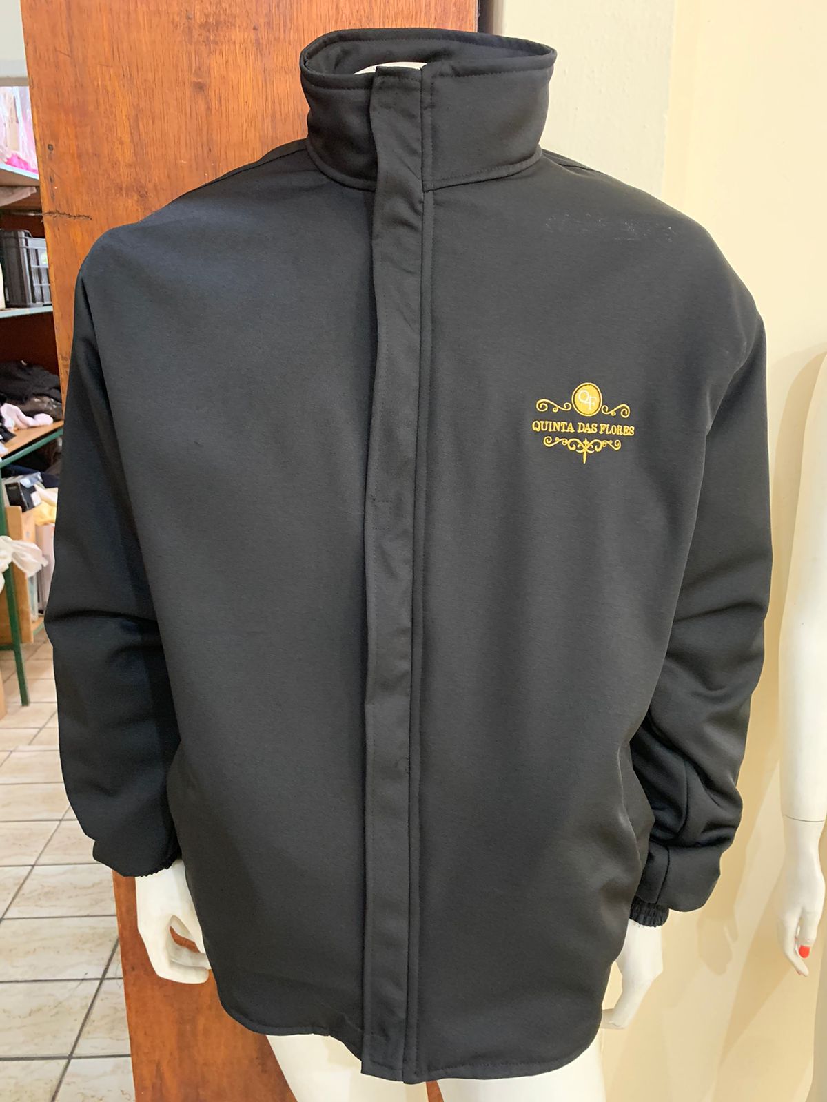 Quinta-das-Flores-Jaqueta-2-Frente Uniformes Profissionais Sob Medida para Empresas