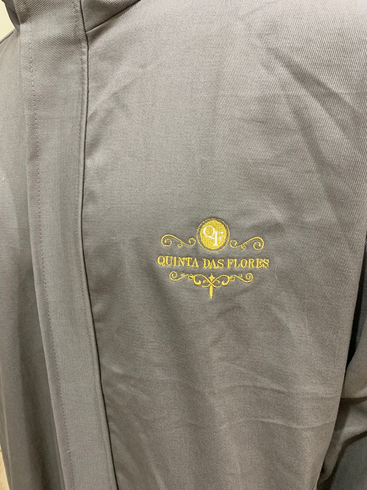 Quinta-das-Flores-Jaqueta-Detalhes Uniformes Profissionais Sob Medida para Empresas