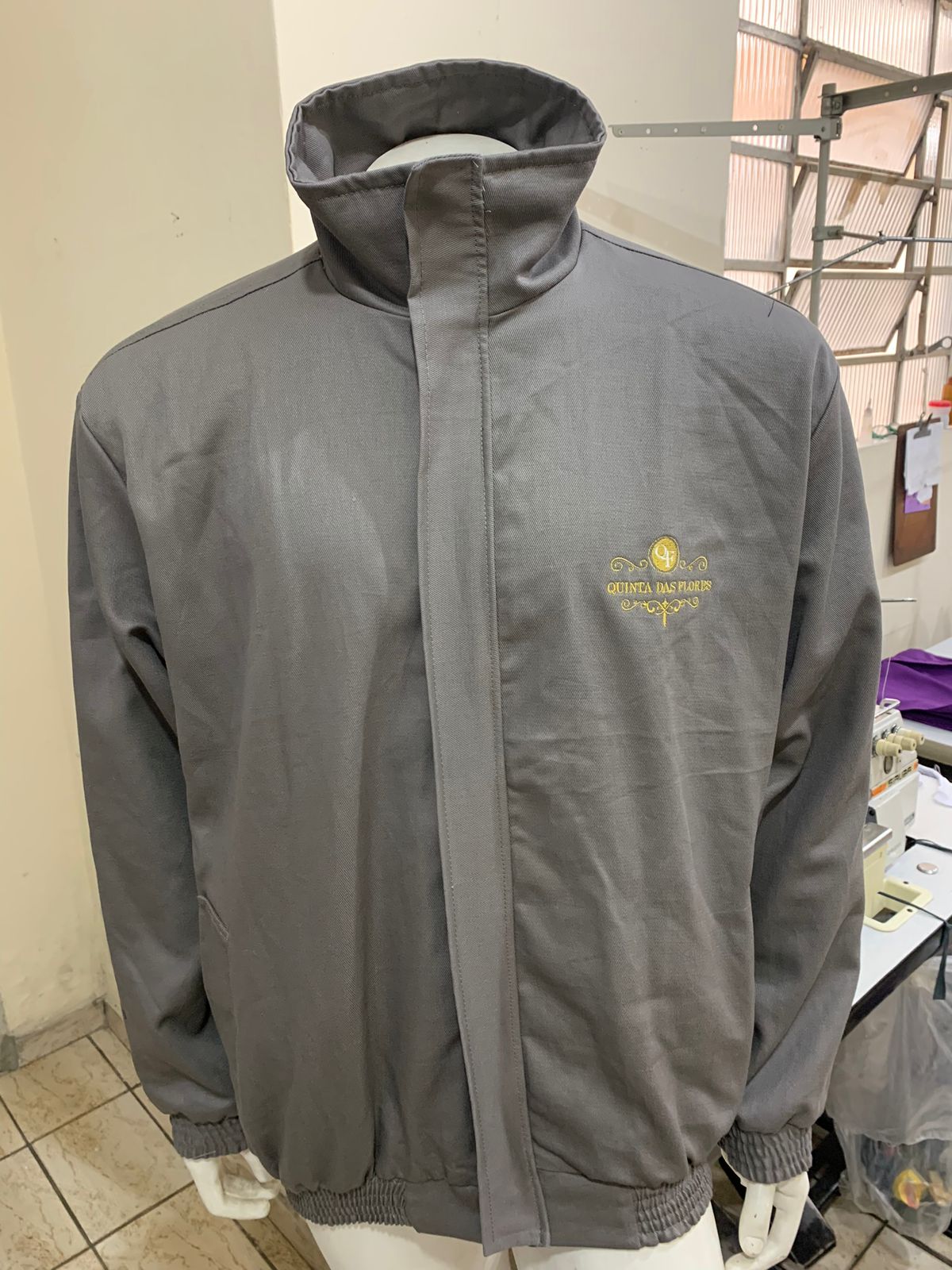 Quinta-das-Flores-Jaqueta-Frente Uniformes Profissionais Sob Medida para Empresas