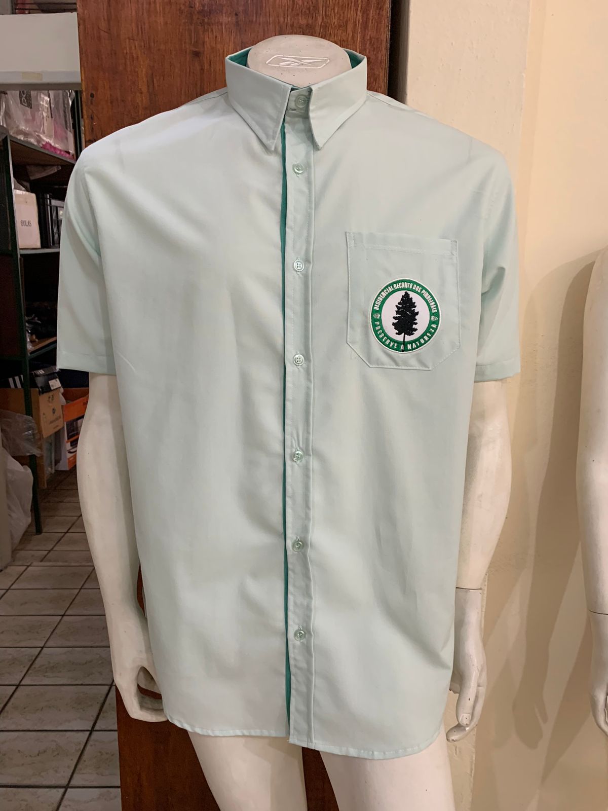 Recanto-dos-Pinheirais-Camisa-Social-Frente Uniformes Profissionais Sob Medida para Empresas