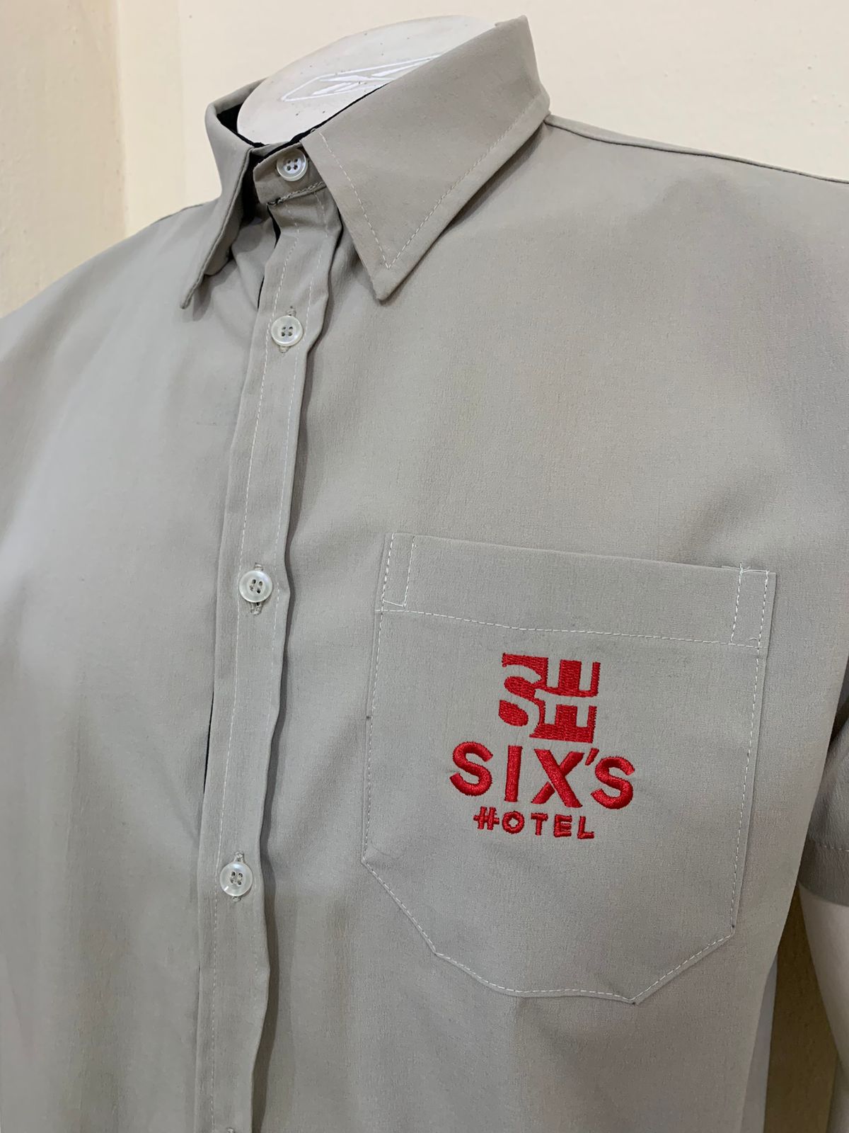 SIXS-HOTEL-Camisa-Social-Detalhes Uniformes Profissionais Sob Medida para Empresas