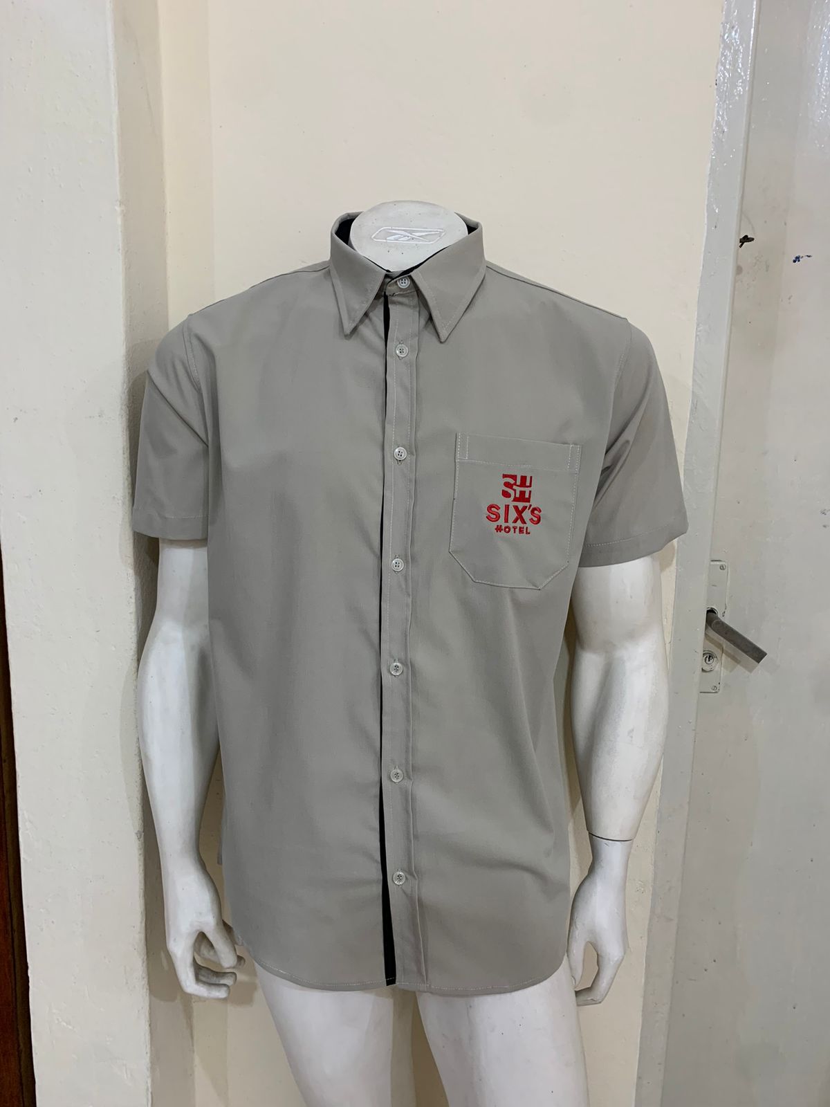 SIXS-HOTEL-Camisa-Social-Frente Uniformes Profissionais Sob Medida para Empresas