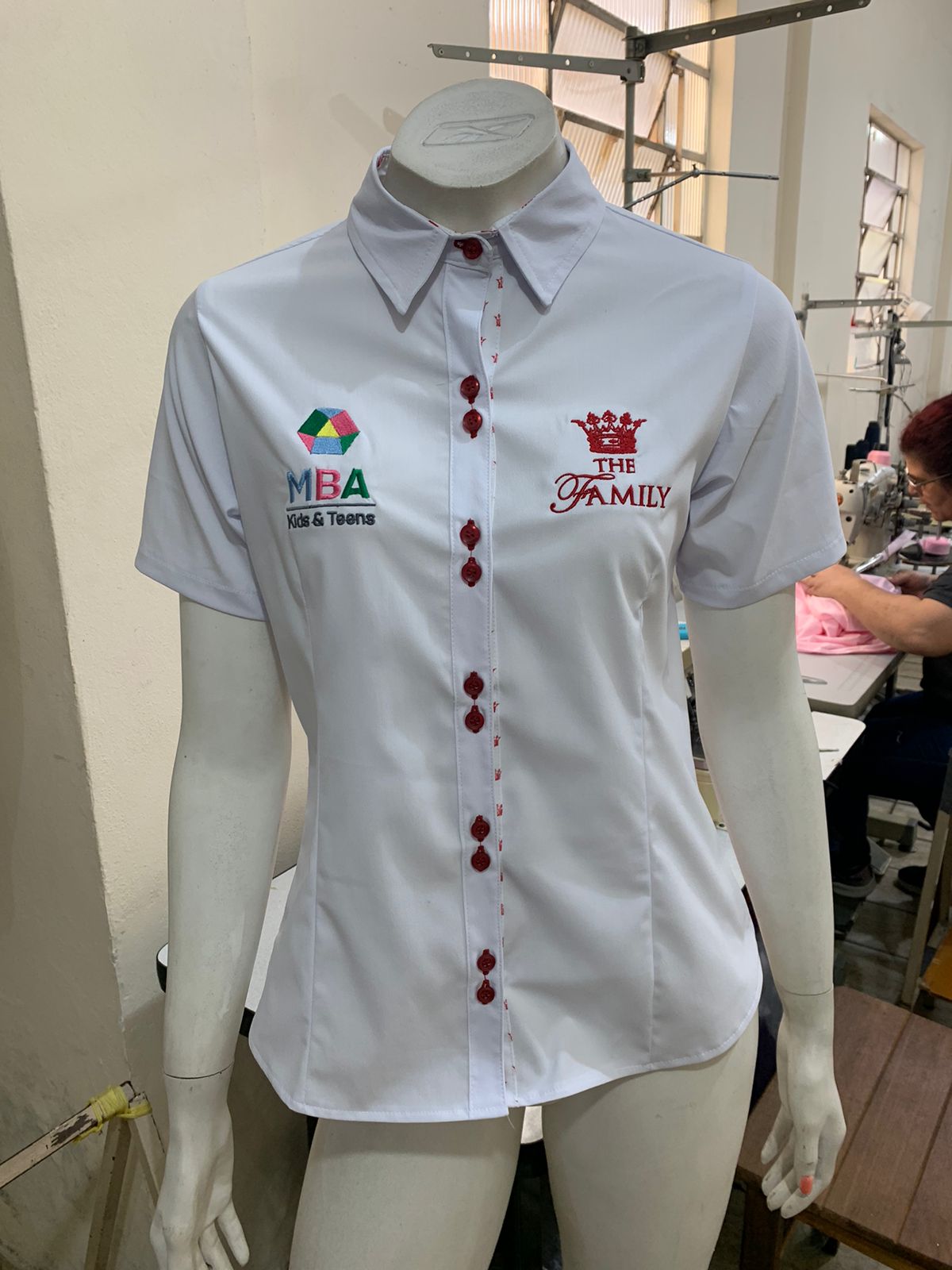 The-Family-Camisete-Feminina-Frente-1 Uniformes Profissionais Sob Medida para Empresas