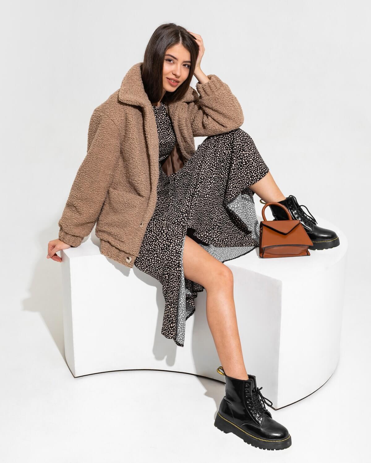 graceful-european-woman-in-winter-fur-coat-and-sty-ZTTRE9X Uniformes Profissionais Sob Medida para Empresas