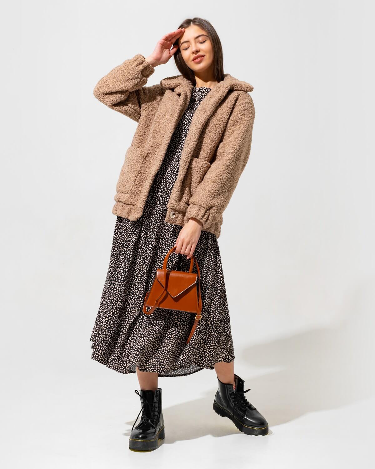 lovely-european-model-in-stylish-fur-coat-and-dres-EG6M34U Uniformes Profissionais Sob Medida para Empresas