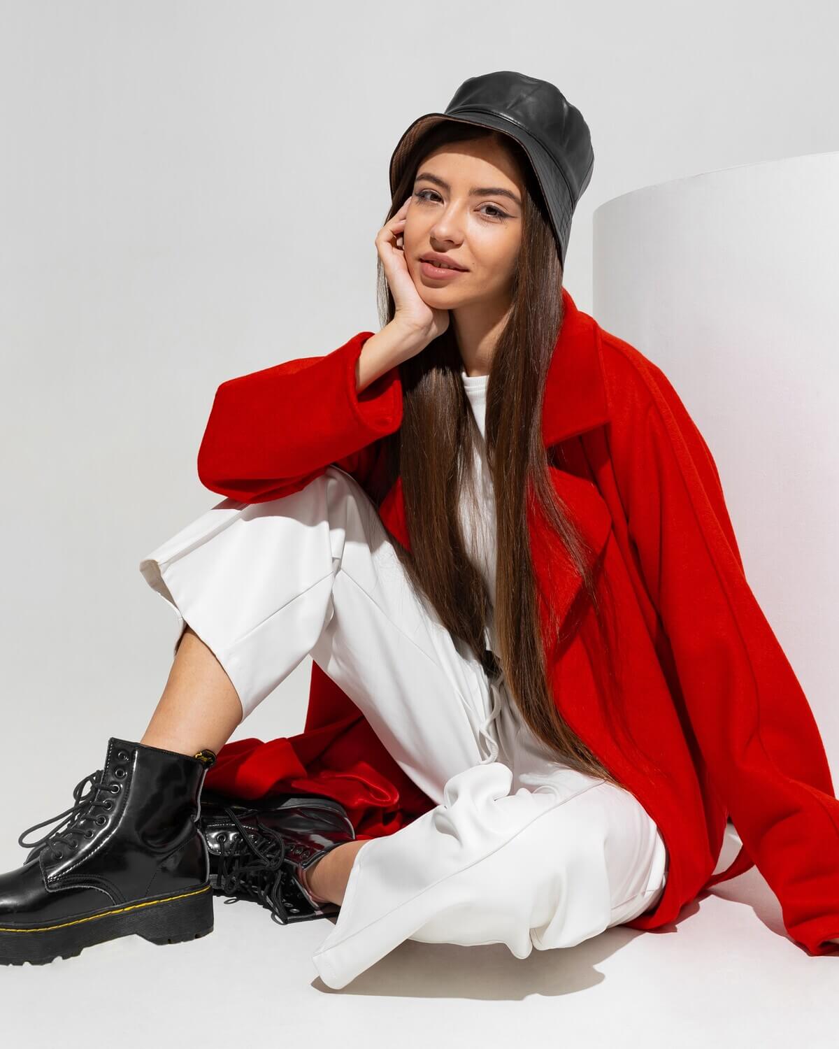 pretty-girl-in-black-hat-and-red-coat-B2DNY3T Uniformes Profissionais Sob Medida para Empresas