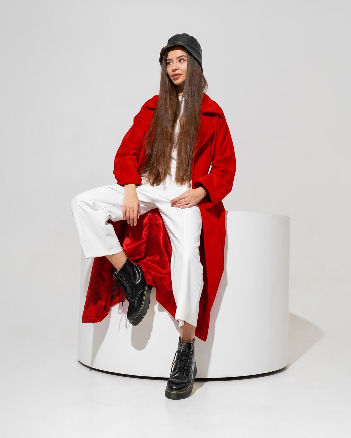 pretty-girl-in-black-hat-and-red-coat-N7GJ55J Uniformes Profissionais Sob Medida para Empresas